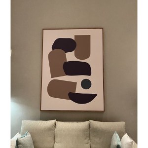 تابلوی اکرولیک arteka-83 با ترکیب مینیمال کرم، قهوه‌ای و مشکی روی بوم، فضایی مدرن و متعادل ایجاد می‌کند.
